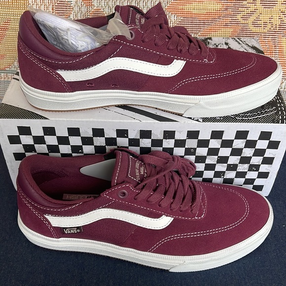 Vans WMNS Gilbert Crockett
Mauve Wine
VN0A5JIFALO
Sneakers - Picture 2 of 16